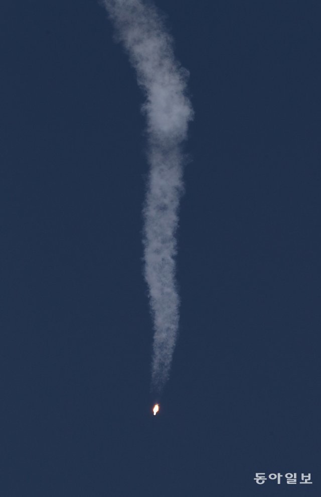 한국형 발사체 누리호 엔진의 시험 발사체가 하늘을 향해 힘차게 비행하고있다. 박영철기자 skyblue@donga.com