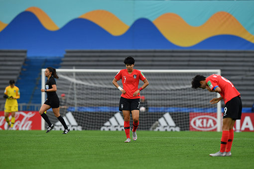 한국 17세 이하(U-17) 여자대표팀이 지난 18일(한국시간) 우루과이 몬테비데오에서 열린 FIFA U-17 월드컵 조별리그 2차전 캐나다와의 경기에서 패한 뒤 아쉬워하고 있다. 대표팀은 1무2패로 8강 진출에 실패했다. 사진제공｜대한축구협회