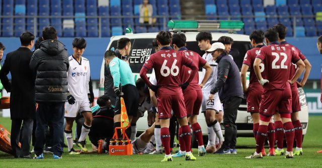 28일 오후 대전월드컵경기장에서 열린 2018 K리그2 준플레이오프 대전시티즌과 광주FC의 축구 경기 전반전 광주 이승모가 공중볼을 다투다 머리부터 떨어지면서 의식을 잃고 있다. 2018.11.28/뉴스1