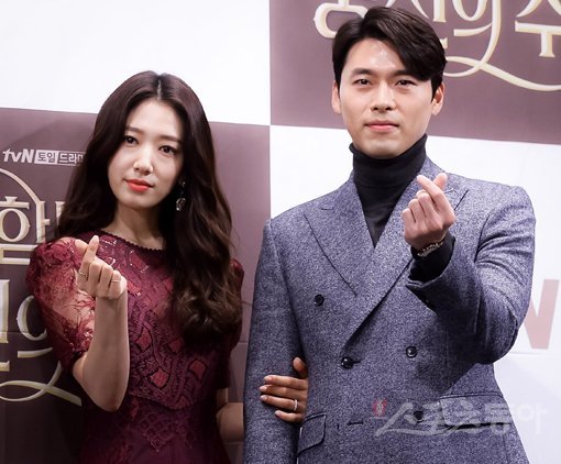 tvN 드라마 ‘알함브라 궁전의 추억’의 주인공 현빈(오른쪽)과 박신혜가 28일 열린 제작발표회에서 “낯설고 생소하지만 그만큼 신선한 이야기”라고 작품을 설명했다. 김진환 기자 kwangshin00@donga.com