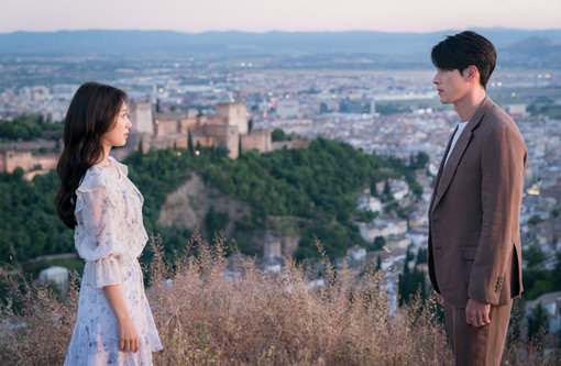 tvN 드라마 ‘알함브라 궁전의 추억’의 한 장면. 사진제공｜tvN