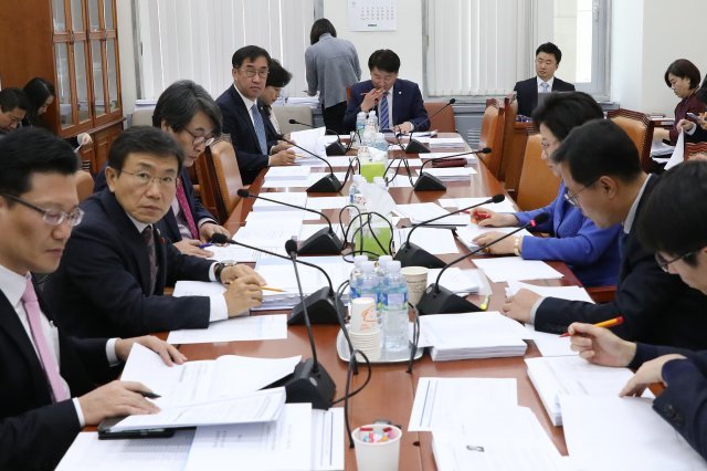 기동민 소위원장이 28일 서울 여의도 국회에서 열린 보건복지위원회 법안심사소위원회를 주재하고 있다.  © News1