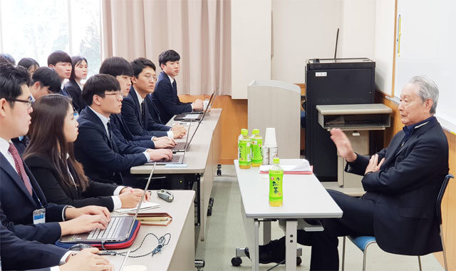 영진전문대 일본IT기업주문반 학생들이 26일 일본 도쿄 올림픽기념청소년센터 세미나실에서 이데이 노부유키 전 소니 회장의 특강을 듣고 있다. 영진전문대 제공