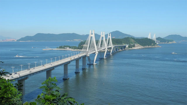 부산 강서구와 경남 거제도를 연결하는 거가대교. 해저 48m를 지나가는 터널 구간도 있다. 거제시 제공