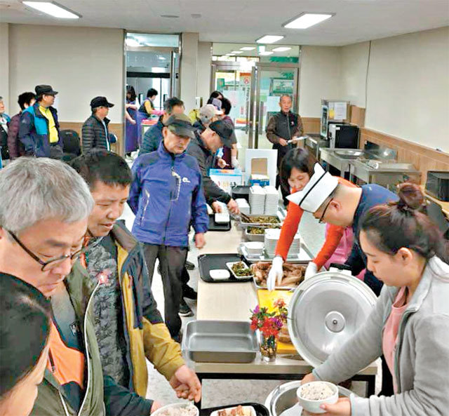 광주 광산구 하남종합사회복지관은 지난해 11월부터 끼니를 제때 챙기지 못하는 홀몸 중년 남성들을 위한 한솥밥 카페를 운영하고 있다. 하남종합사회복지관 제공