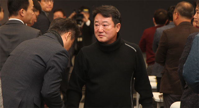 28일 오전 서울 강서구 마곡지구 코오롱원앤온리타워에서 퇴임 선언을 한 이웅열 코오롱그룹 회장이 임직원들과 악수를 나누며 눈물을 글썽이고 있다. 코오롱그룹 제공