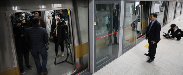 28일 서울 송파구 지하철 9호선 둔촌오륜역에서 ‘지하철 9호선 3단계 연장구간’ 프레스투어 참가자들이 지하철에 탑승하고 있다. 9호선 3단계 연장 구간은 12월 1일 오전 5시 30분에 개통될 예정이다. 뉴시스