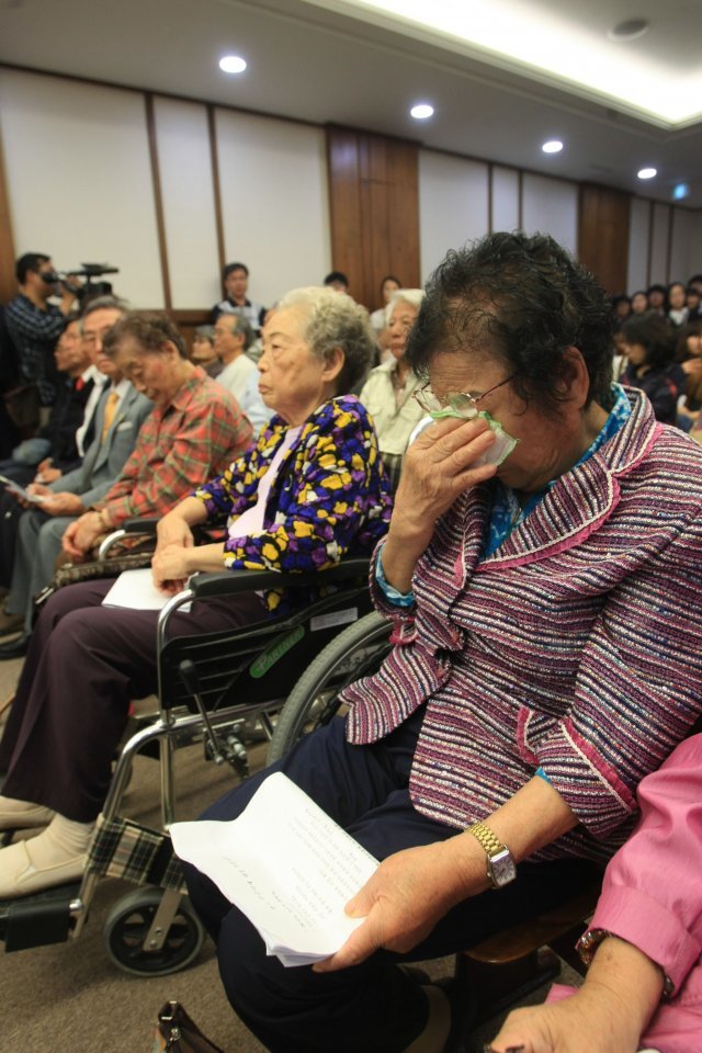 근로정신대 피해 할머니들이 2013년 10월4일 광주지법 제12민사부(부장판사 이종광) 심리로 진행되는 일본 전범기업 미쓰비시중공업 상대 손해배상 청구소송에 증언하기 위해 법정에 앉아 있다. 양금덕 할머니가 증언할 순서를 기다리며 눈물을 흘리고 있다. 뉴스1