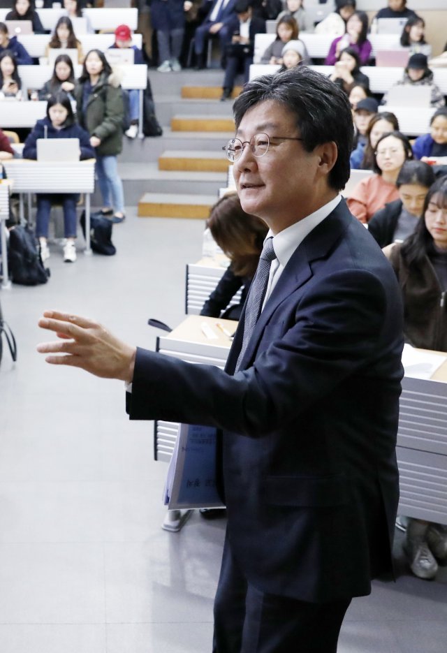 유승민 전 바른미래당 대표가 28일 서울 서대문구 이화여자대학교에서 ´시장, 국가 그리고 정치´라는 주제로 강연을 진행했다.뉴시스