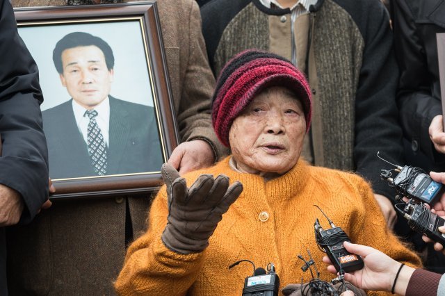 김성주 일제강제징용 근로정신대 피해 할머니가 29일 서울 서초구 대법원에서 열리는 강제징용 및 근로정신대 피해 일본 미쓰비시중공업 상대 손해배상청구 소송 선고 공판에 참석하며 소감을 밝히고 있다. 2018.11.29/뉴스1 © News1