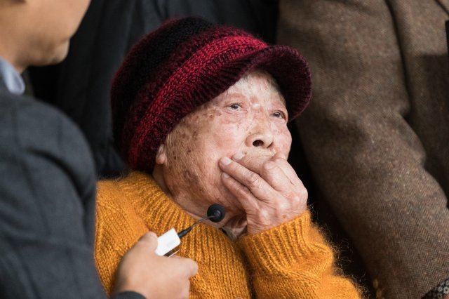 김성주 일제강제징용 근로정신대 피해 할머니가 29일 서울 서초동 대법원에서 열린 강제징용 및 근로정신대 피해 일본 미쓰비시중공업 상대 손해배상청구 소송 선고뒤소감을 밝히며 눈시울을 붉히고 있다 2018.11.29/뉴스1 © News1