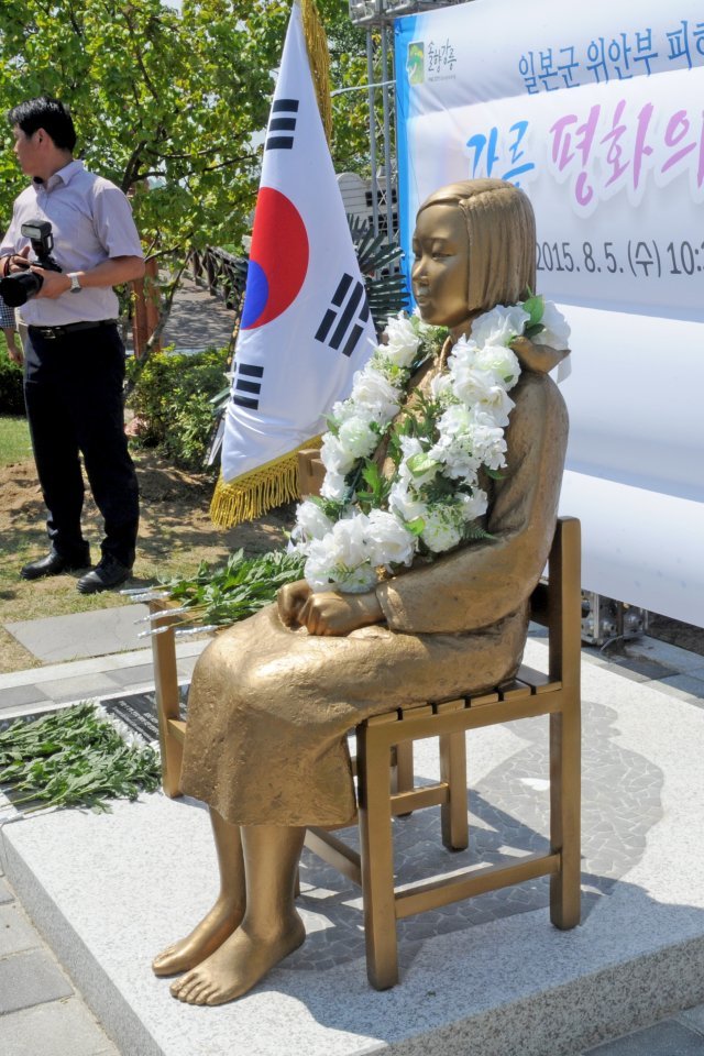 광복70주년을 맞아 5일 강원 강릉시 경포 3.1운동 공원에서 ‘강릉 평화의 소녀상’ 제막식이 열렸다. 소녀상 목에 꽃목걸이가 걸려 있다. 강릉시 평화의 소녀상은 지난 3.1절 기념행사에서 최명희 강릉시장이 평화의 소녀상 건립 의사표명과 후 보훈단체, 시민과 대화를 통해 의견을 모아 건립하게 되었다. 2015.8.5/뉴스1 © News1 서근영 기자