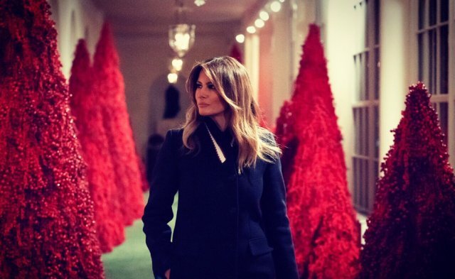 26일(현지시간) 도널드 트럼프 미국 대통령의 아내 멜라니아 여사가 백악관을 장식한 붉은색 크리스마스트리 사이를 걷고 있다. © News1