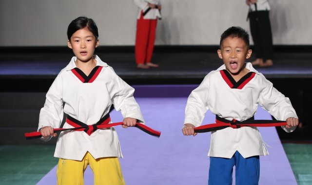 새로운 디자인 ‘국기원 태권도 도복’

29일 서울 강남구 역삼동 국기원에서 열린 ‘국기원 태권도 도복 디자인 보고회’에서 모델들이 새 도복과 위원복 등을 선보이고 있다. 최혁중 기자 sajinman@donga.com