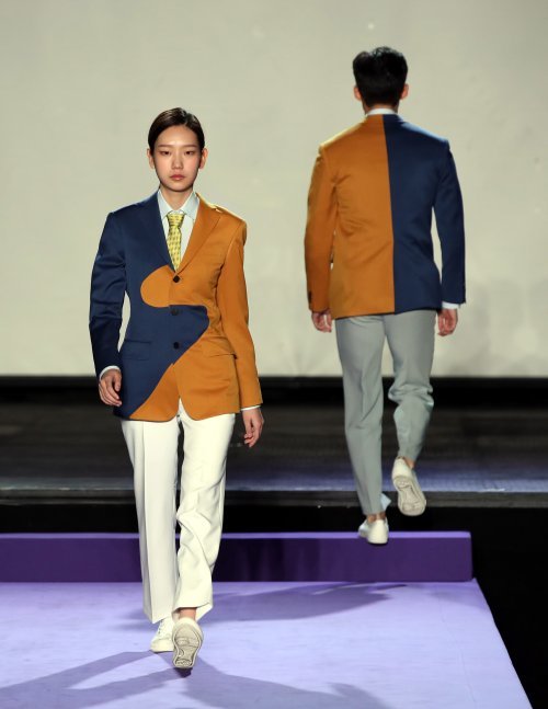 새로운 디자인 ‘국기원 태권도 도복’

29일 서울 강남구 역삼동 국기원에서 열린 ‘국기원 태권도 도복 디자인 보고회’에서 모델들이 새 도복과 위원복 등을 선보이고 있다. 최혁중 기자 sajinman@donga.com