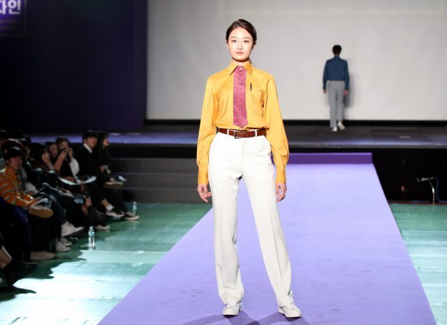 새로운 디자인 ‘국기원 태권도 도복’

29일 서울 강남구 역삼동 국기원에서 열린 ‘국기원 태권도 도복 디자인 보고회’에서 모델들이 새 도복과 위원복 등을 선보이고 있다. 최혁중 기자 sajinman@donga.com