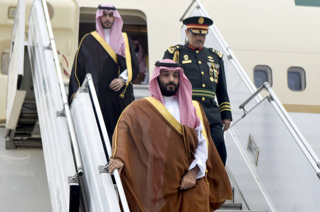 아르헨 도착한 사우디 왕세자 무함마드 빈 살만 사우디아라비아 왕세자(맨 앞)가 28일 주요 20개국(G20) 정상회의 참석을 위해 아르헨티나 부에노스아이레스의 미니스트로피스타리니 국제공항에 도착한 뒤 비행기에서 내리고 있다. 부에노스아이레스=AP 뉴시스