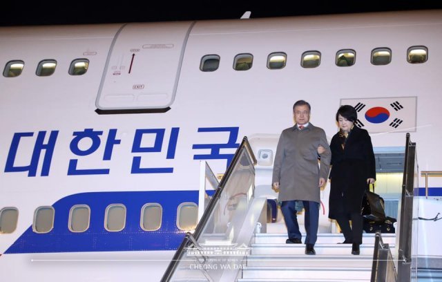 주요 20개국(G20) 정상회의 참석을 위해 순방길에 오른 문재인 대통령과 부인 김정숙 여사가 27일 오후(현지시간) 체코 프라하 바츨라프 하벨 국제공항에 도착해 전용기에서 내리고 있다.(청와대 페이스북)