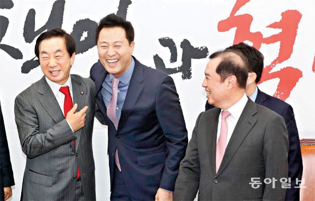 29일 자유한국당에 1년 10개월 만에 복당한 오세훈 전 서울시장(가운데)이 국회에서 열린 입당 행사에서 김병준 비상대책위원장(오른쪽)과 김성태 원내대표의 환영을 받으며 웃고 있다. 오 전 시장은 2011년 서울시장 시절 무상급식 주민투표 파동으로 시장직에서 물러난 데 대해 사과했다. 장승윤 기자 tomato99@donga.com