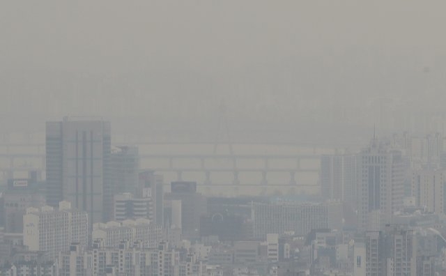 중국발 황사와 미세먼지 확산이 이어진 29일 오후 서울 서초구 우면산에서 바라본 한강 올림픽대교 일대가 뿌옇다. 2018.11.29/뉴스1