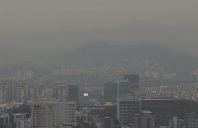 중국발 황사와 미세먼지 확산이 이어진 29일 오후 서울 서초구 우면산에서 바라본 도심이 뿌옇다. © News1