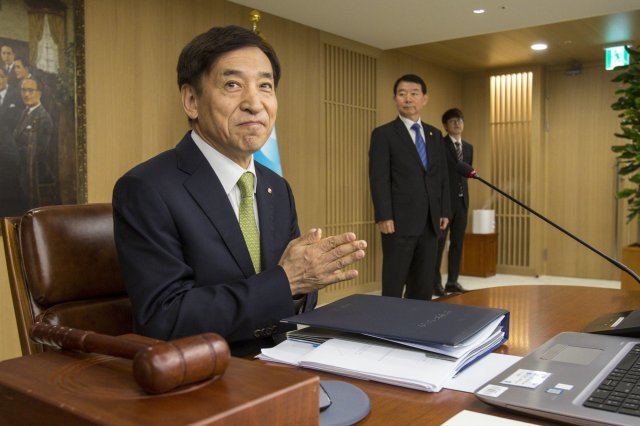 이주열 한국은행 총재가 30일 서울 중구 한국은행 본관에서 열린 금융통화위원회에 참석해 회의를 주재하고 있다.2018.11.30/뉴스1 © News1