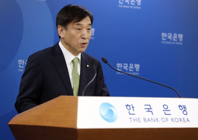 이주열 한국은행 총재가 30일 오전 서울 중구 한국은행 브리핑룸에서 기준금리 인상 배경에 대해 설명하고 있다. 앞서 한국은행은 금융통화위원회를 열어 기준금리를 1.50%에서 1.75%로 0.25%포인트 인상했다. © News1