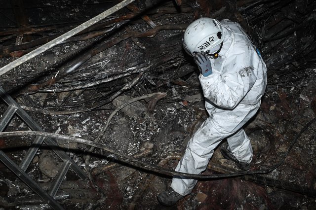 28일 오후 서울 서대문구 충정로 KT 아현국사 통신구 화재현장에서 국과수 감식단이 화재 감식을 하고 있다. © News1
