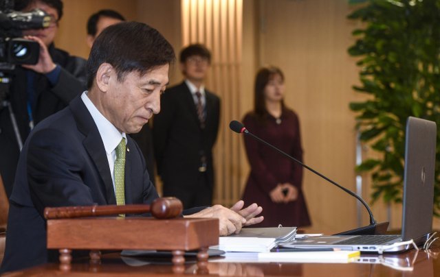 이주열 한국은행 총재가 30일 서울 중구 한국은행 본관에서 열린 금융통화위원회에 참석해 회의를 주재하고 있다. 2018.11.30/뉴스1 © News1