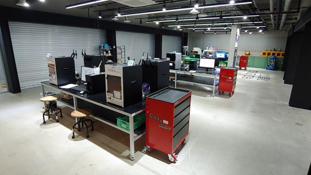 제작실에는 3D 프린터부터 정밀 가공 선반까지 다양하게 구비되어 있다.(출처=IT동아)