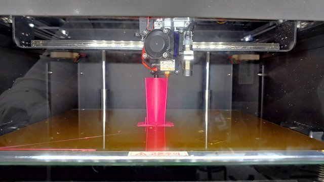 한 3D 프린터는 열심히 무언가를 만들어내고 있었다.(출처=IT동아)