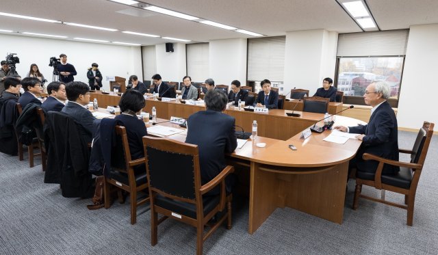 문성현 경제사회노동위원장이 19일 서울 종로구 경제사회노동위원회에서 열린 첫 업종별 위원회 ‘금융산업위원회’ 회의에서 모두발언을 하고 있다. 2018.11.19/뉴스1 © News1