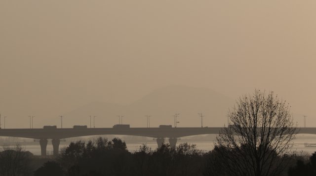 30일 오후 한국수자원공사 부산권지사 전망대에서 바라 본 하늘이 미세먼지로 흐리게 보이고 있다. 이날 황사의 영향으로 미세먼지는 ‘나쁨’수준을 보였다. 2018.11.30/뉴스1 © News1