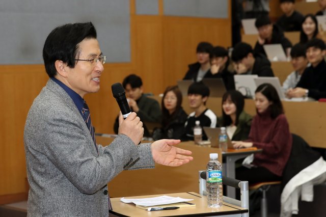 황교안 전 국무총리가 30일 오전 서울 관악구 서울대학교에서 열린 금융경제 세미나에 강연을 위해 참석하고 있다. 황 전 총리는 이날 강연에서 ‘청년과 경제-튀고, 다지고, 달리고, 꿈꾸자’를 주제로 강연을 했다. 2018.11.30/뉴스1 © News1