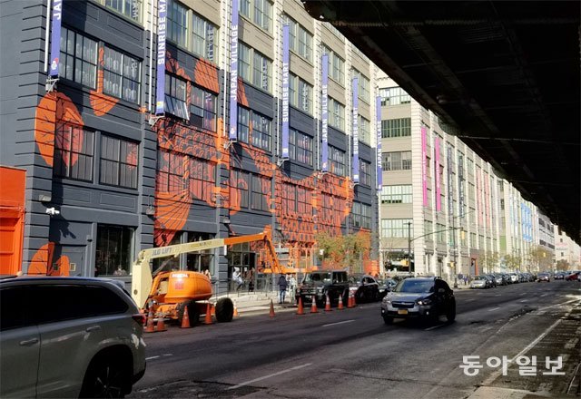 일본 음식 테마 푸드홀인 ‘저팬빌리지’가 들어선 미국 뉴욕 브루클린 선셋파크의 복합상가 인더스트리시티 건물. 외벽에 일본 전통 
화풍의 대형 잉어 그림 벽화가 그려져 있어 멀리서도 일본 관련 상가라는 걸 한눈에 알 수 있다. 뉴욕=박용 특파원 
parky@donga.com