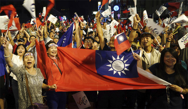 지난달 24일 대만 지방선거에서 민진당의 텃밭인 제2의 도시 가오슝에서 친중국 성향의 국민당 한궈위 후보가 시장에 당선된 뒤 
지지자들이 환호하고 있다. 중국은 가오슝에 더욱 많은 대륙 관광객이 가게 될 것이라며 친중국 시장 당선을 축하했다. 가오슝=AP 
뉴시스