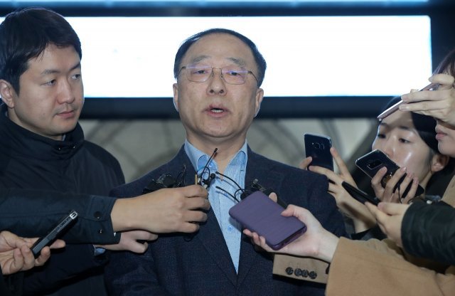 홍남기 경제부총리 겸 기획재정부 장관 후보자가 14일 오전 청문회준비 사무실이 마련된 서울 중구 예금보험공사 로비에서 고용상황 관련 취재진 질문에 답하고 있다. 2018.11.14/뉴스1 © News1