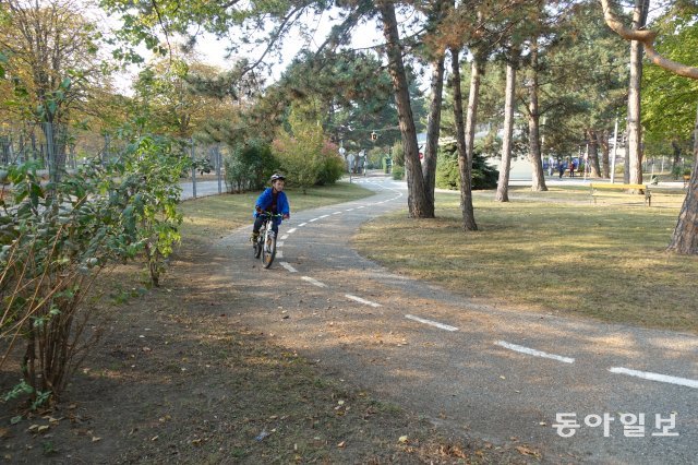 오스트리아 빈의 프라터 공원에 마련된 ‘교통 유치원’에서 10월 19일(현지 시간) 한 어린이가 도로에서 안전하게 자전거 타는 법을 배우고 있다. 이곳처럼 유럽 여러 국가에는 실제 도로와 비슷한 환경에서 어린이가 교통안전 규칙을 배울 수 있는 교육시설이 마련돼 있다. 빈=최지선 기자 aurinko@donga.com