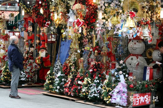 12월 첫 주말인 2일 서울 중구 남대문시장의 크리스마스 용품 가게에 다양한 제품들이 진열돼 있다. 최혁중 기자 sajinman@donga.com
