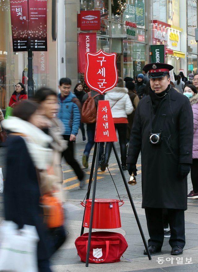 ‘따듯한 손길 기다리는 구세군 자선냄비’ 지난달 30일 오후 서울 중구 명동에서 구세군이 올해 첫 자선냄비 모금활동을 시작하고 있다. 양회성 기자 yohan@donga.com