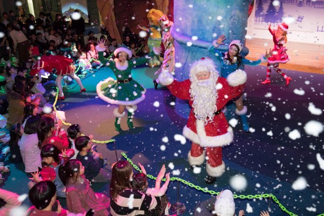 놀이공원은 이미 크리스마스가 한창이다. 롯데월드 언더씨킹을 방문한 어린이들이 하얀 눈을 맞으며 산타와 요정들이 선보이는 크리스마스
 특별 공연 ‘산타 빌리지 콘서트’를 보며 즐거워하고 있다. 이곳은 겨울 시즌을 맞아 연말까지 주말마다 스페셜 공연을 진행한다. 
＜롯데월드 제공＞