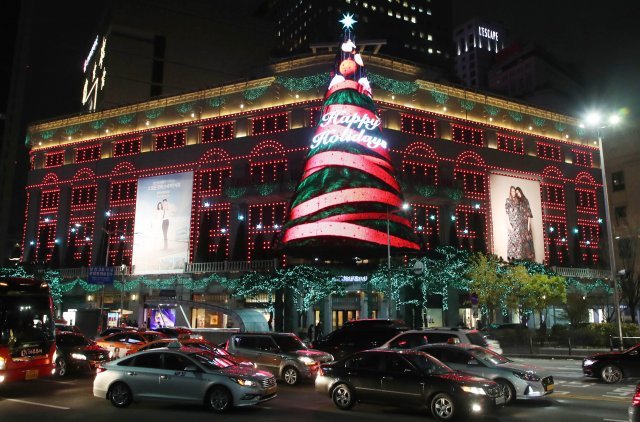 서울 중구 신세계백화점 본점 앞에는 20m 높이의 대형 크리스마스트리가 붉을 밝히며 웅장하고 아름다운 야경을 선보이고 있다. 양회성 기자 yohan@donga.com