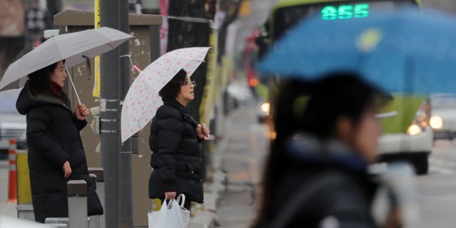 가랑비가 내린 29일 오후 전북 전주시 팔달로에서 시민들이 우산으로 비를 피하고 있다. 2018.11.29/뉴스1 © News1