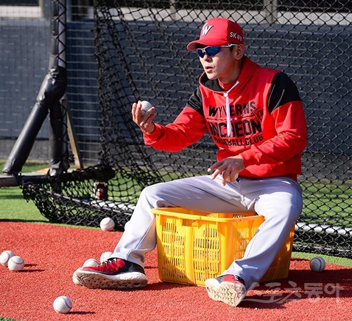 SK 와이번스 박경완 수석코치는 올해 스스로 큰 변화의 시간을 가졌다. 이전까지는 크게 느끼지 못했던 ‘대화’의 힘을 스스로 깨닫고 실천하기 시작했다. 수석코치에 오른 현재 상황에서 그 힘은 더욱 더 강력하게 느껴진다. 사진은 선수들의 타격훈련을 돕고 있는 박 코치. 스포츠동아DB