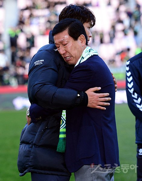 2일 전주월드컵경기장에서 전북 감독으로 최종전을 치른 최강희 감독(오른쪽)이 이동국과 포옹했다. 작별의 아쉬움이 가득한 표정이 인상적이다. 전주｜김민성 기자 marineboy@donga.com