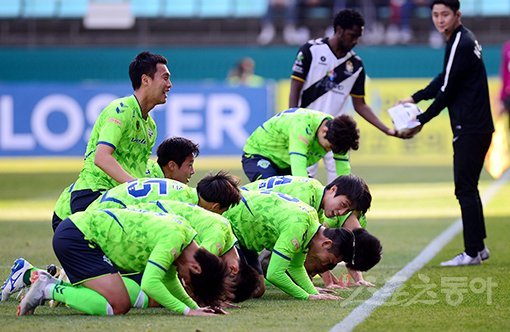 경남FC와 경기 전반 첫 골이 터지자 전북 선수들은 곧 중국으로 떠나는 스승에게 큰 절을 올리는 특별한 세리머니를 펼쳤다. 전주｜김민성 기자 marineboy＠donga.com