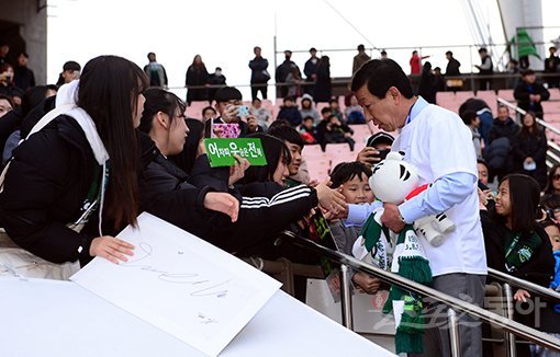 팬들은 최 감독을 ‘전북의 아버지’로 부르며 환송했다. 최 감독은 최대한 많은 팬들과 직접 악수하며 고마움을 전했다. 전주｜김민성 기자 marineboy＠donga.com
