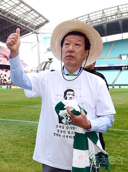 뜨거운 안녕. 2005년 여름부터 이어진 전북 현대와 최강희 감독의 14년 동행이 2일 전주월드컵경기장에서 열린 경남FC전을 끝으로 막을 내렸다. 올 시즌을 끝으로 중국 슈퍼리그로 떠나는 최 감독을 위해 전북 구단과 팬들은 이날 고별행사를 마련해 영웅의 앞날을 응원했다. 경기 직후 관중들을 향해 엄지를 치켜세우며 화답하고 있는 최 감독. 전주｜김민성 기자 marineboy@donga.com