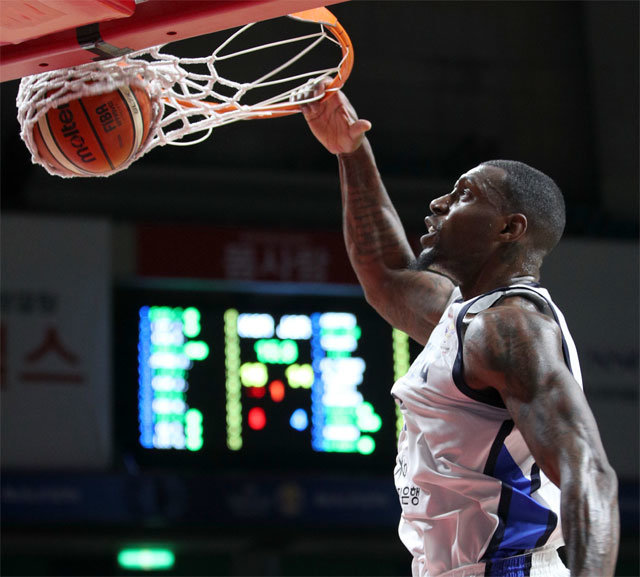 림 부술 듯… 라건아 호쾌한 덩크 한국 남자 농구 국가대표 라건아가 2일 부산 사직 실내체육관에서 열린 2019 FIBA 중국 월드컵 아시아-오세아니아 지역 예선 요르단과의 경기에서 덩크슛을 성공시키고 있다. 요르단에 88-67로 승리한 한국은 2014년에 이어 2회 연속 농구월드컵 본선 진출을 확정지었다. 대한민국농구협회 제공