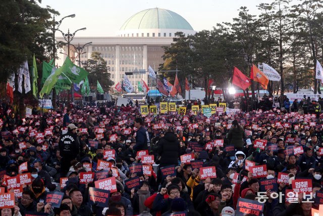 민노총을 비롯한 50여 개 단체가 모인 민중공동행동이 1일 서울 영등포구 국회의사당 앞에서 주최 측 추산 1만 5000명이 참여한 가운데 ‘2018 전국민중대회’를 열고 있다. 이들은 “문재인 정부의 역주행을 막아야 한다”며 탄
력근로제 확대 저지 등을 요구했다. 장승윤 기자 tomato99@donga.com